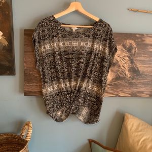 Lucky Brand 🍀 front knot shirt. 100% cotton. Short folded cap sleeves ombre